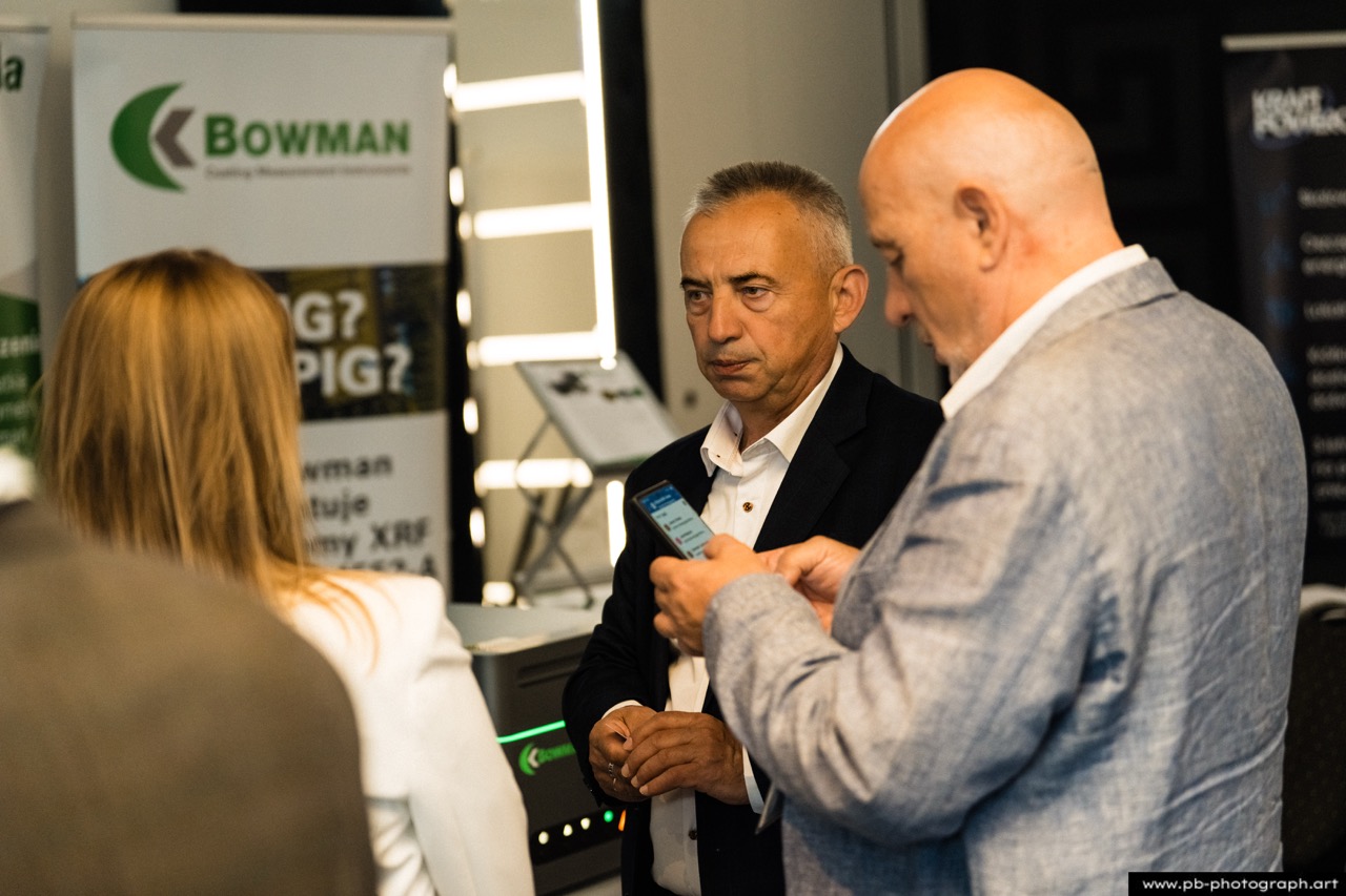 Fotoreportaż z konferencji galwanotechnicznej w Hanza Tower w Szczecinie — uczestnicy wymieniają się doświadczeniami.