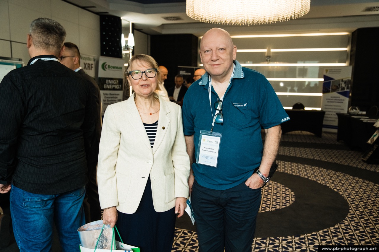 Fotoreportaż z konferencji galwanotechnicznej w Hanza Tower w Szczecinie — uczestnicy nawiązują nowe kontakty biznesowe.