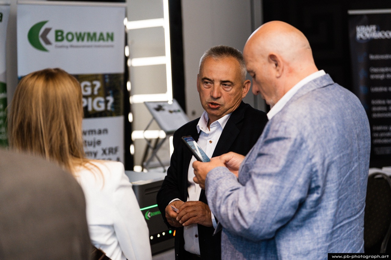 Fotoreportaż z konferencji galwanotechnicznej w Hanza Tower w Szczecinie — uczestnicy wymieniają się doświadczeniami.
