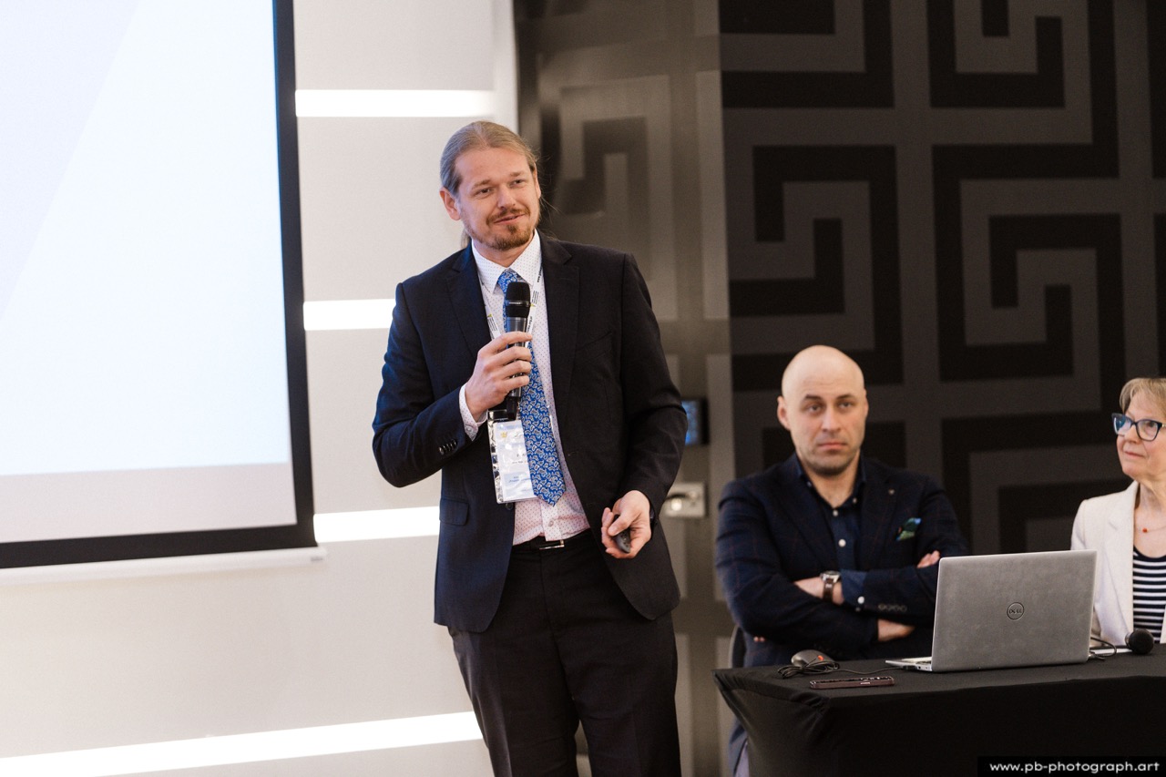 Fotoreportaż z konferencji galwanotechnicznej w Hanza Tower w Szczecinie — prelegent podczas wystąpienia.