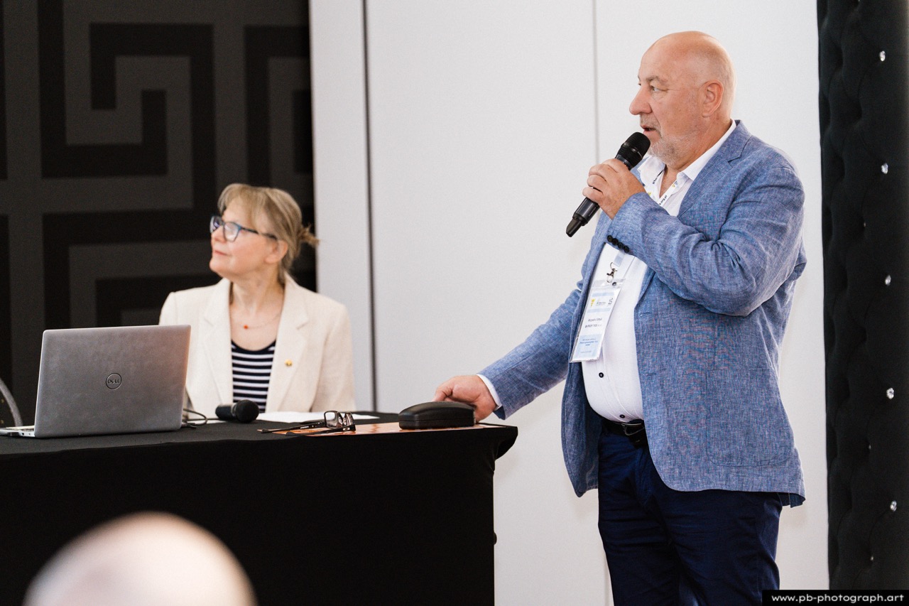 Fotoreportaż z konferencji galwanotechnicznej w Hanza Tower w Szczecinie — prelegent podczas wystąpienia.