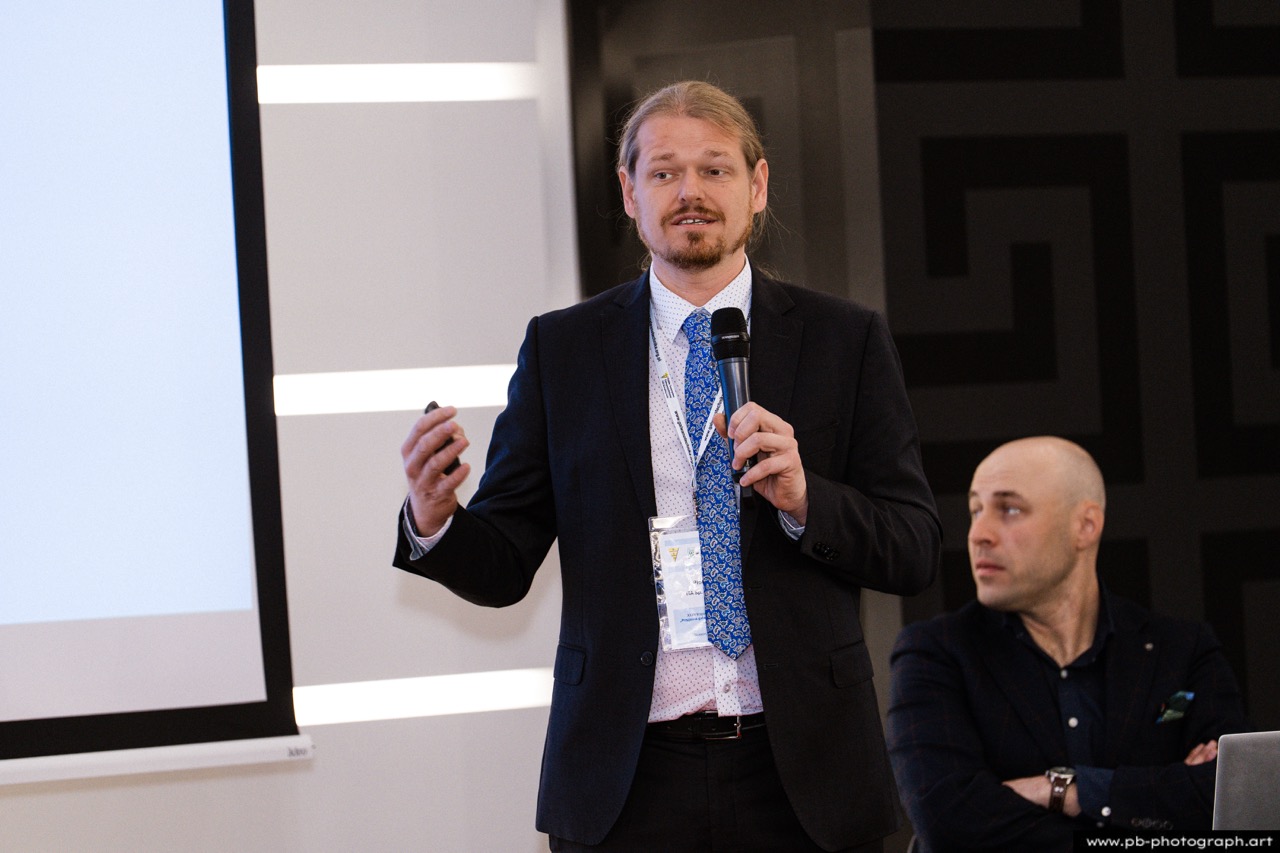 Fotoreportaż z konferencji galwanotechnicznej w Hanza Tower w Szczecinie — prelegent podczas wystąpienia.