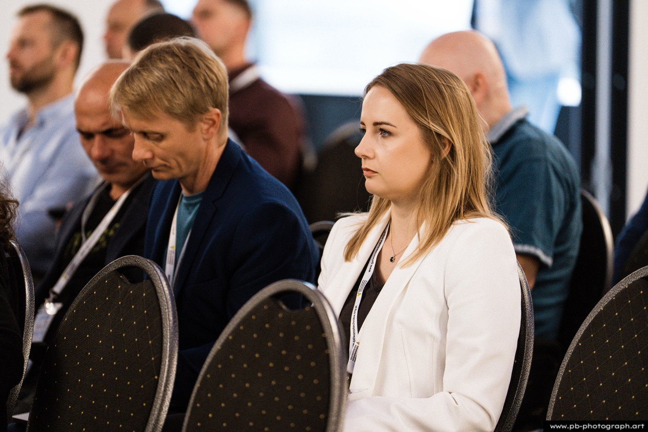 Fotoreportaż z konferencji galwanotechnicznej w Hanza Tower w Szczecinie — uczestnicy podczas wykładu.