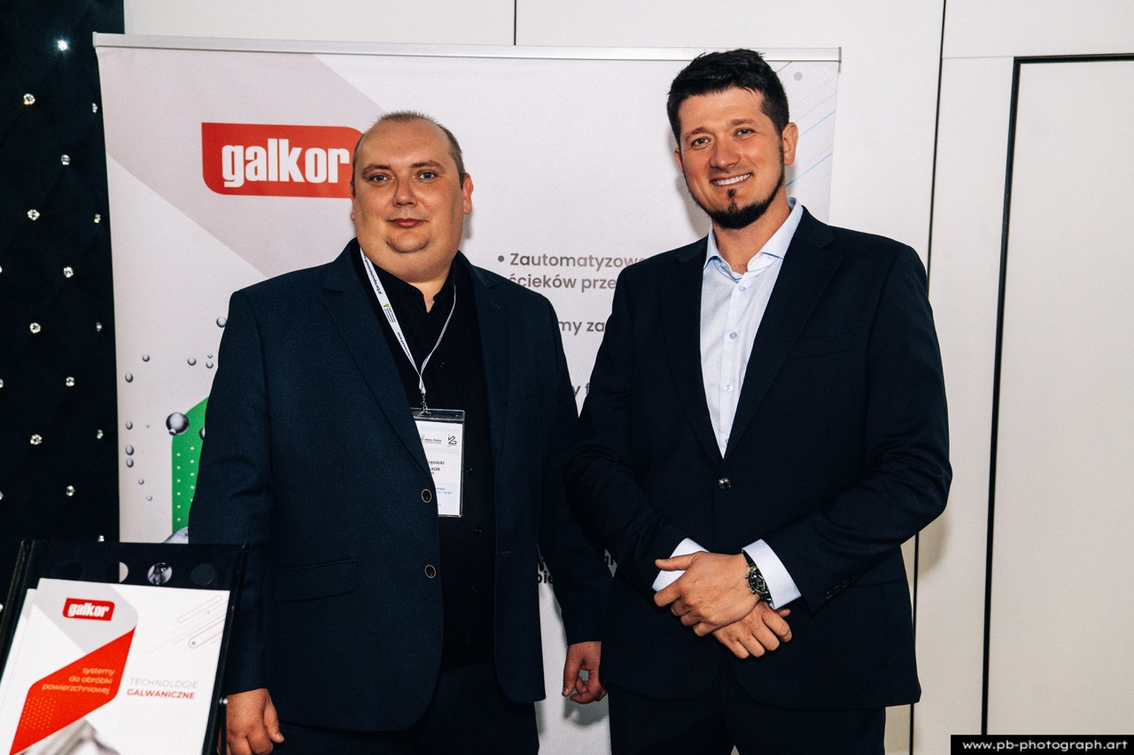 Fotoreportaż z konferencji galwanotechnicznej w Hanza Tower w Szczecinie — uczestnicy nawiązują nowe kontakty biznesowe.