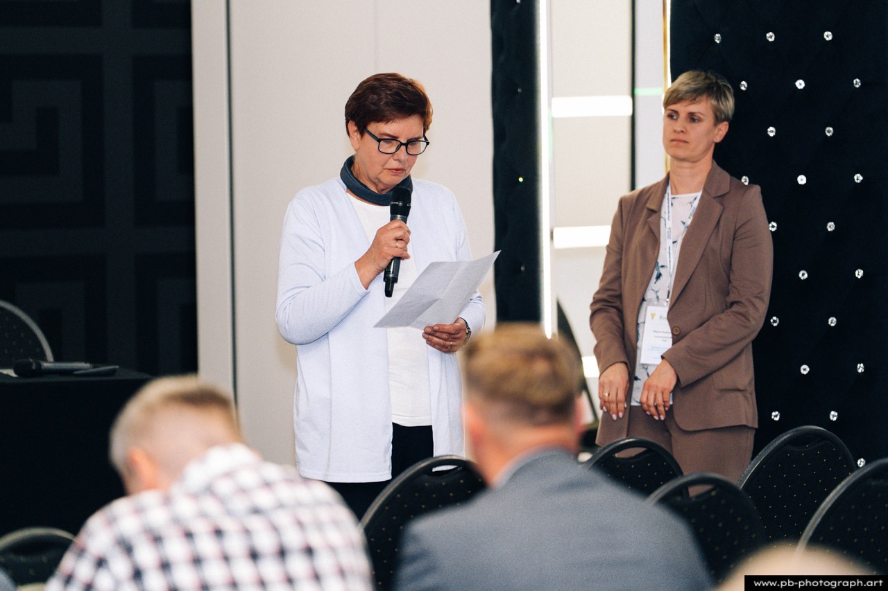 Fotoreportaż z konferencji galwanotechnicznej w Hanza Tower w Szczecinie — prelegentka wygłasza przemówienie.