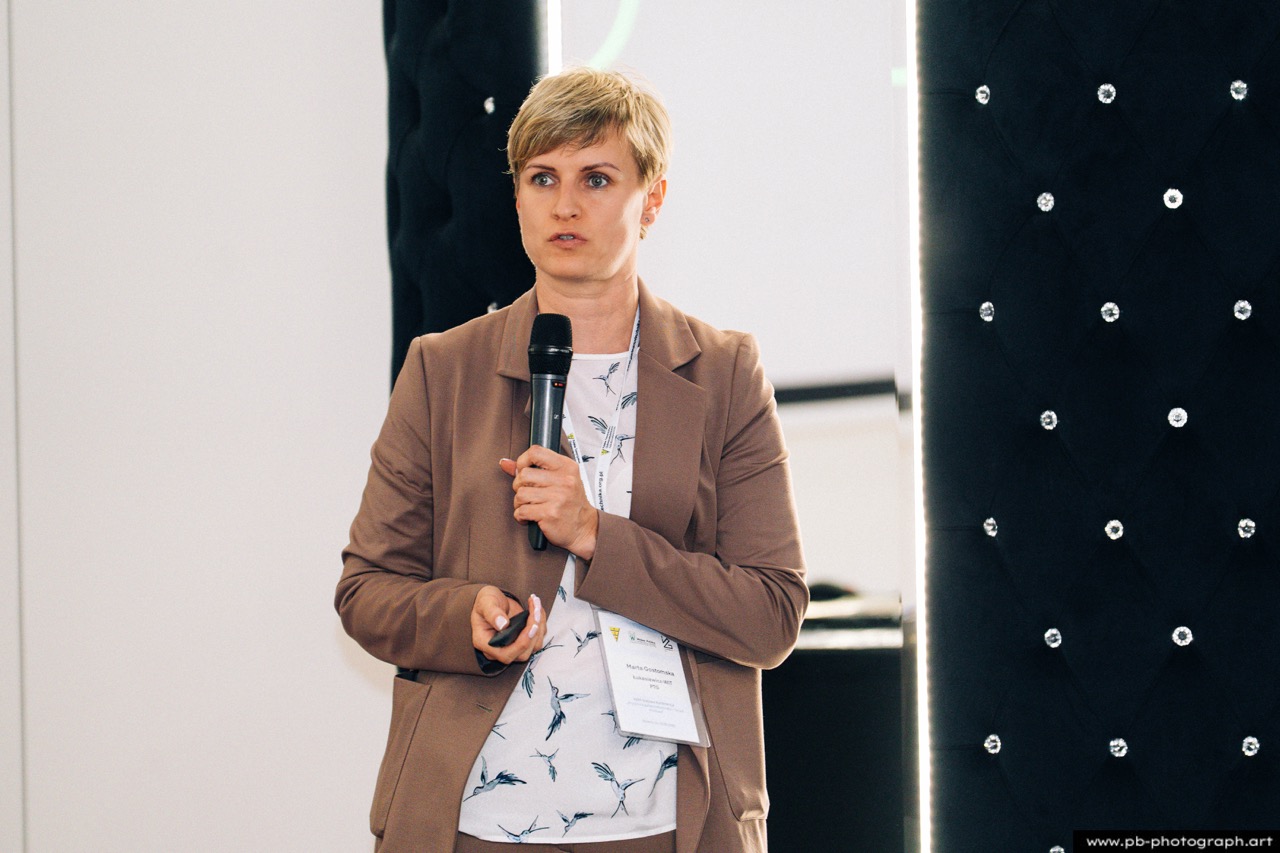 Fotoreportaż z konferencji galwanotechnicznej w Hanza Tower w Szczecinie — prelegentka podczas wystąpienia.