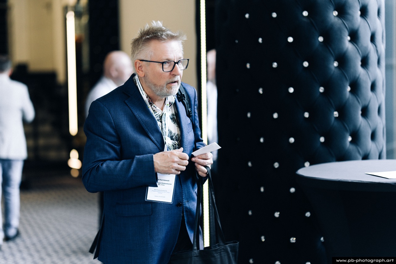 Fotoreportaż z konferencji galwanotechnicznej w Hanza Tower w Szczecinie — uczestnik podczas przerwy na networking.