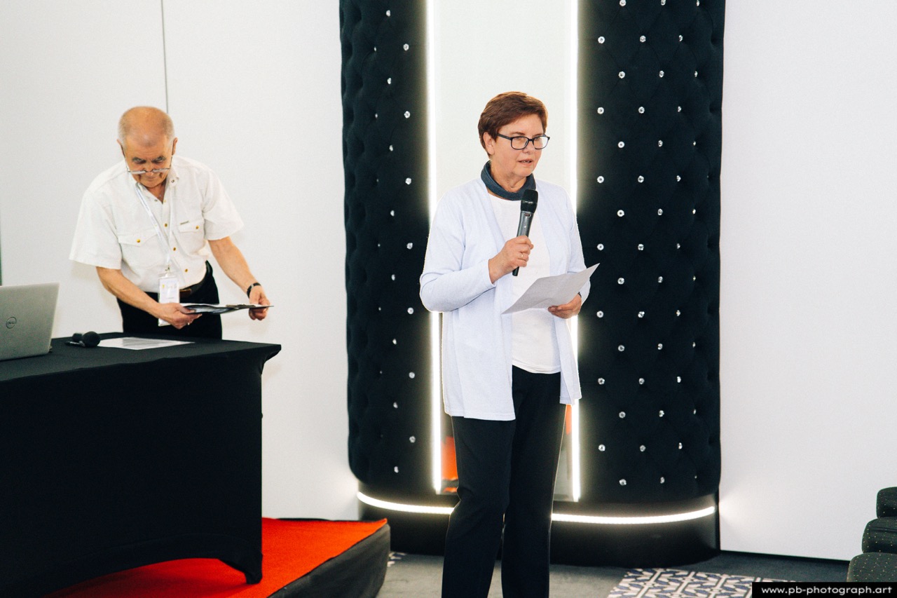 Fotoreportaż z konferencji galwanotechnicznej w Hanza Tower w Szczecinie — prelegentka podczas wystąpienia.