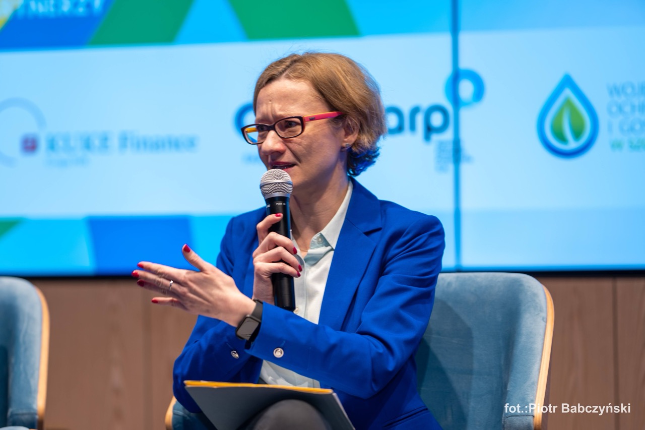 Prelegentka Alicja Defratyka podczas wystąpienia na konferencji BusinessContact6 w Szczecinie, omawia temat data storytelling.
