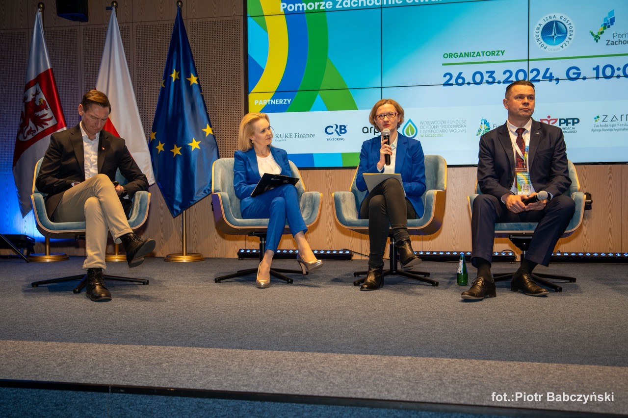 Fotografia eventowa z panelu dyskusyjnego podczas BusinessContact6 w Szczecinie — prelegenci na scenie w trakcie wystąpienia.