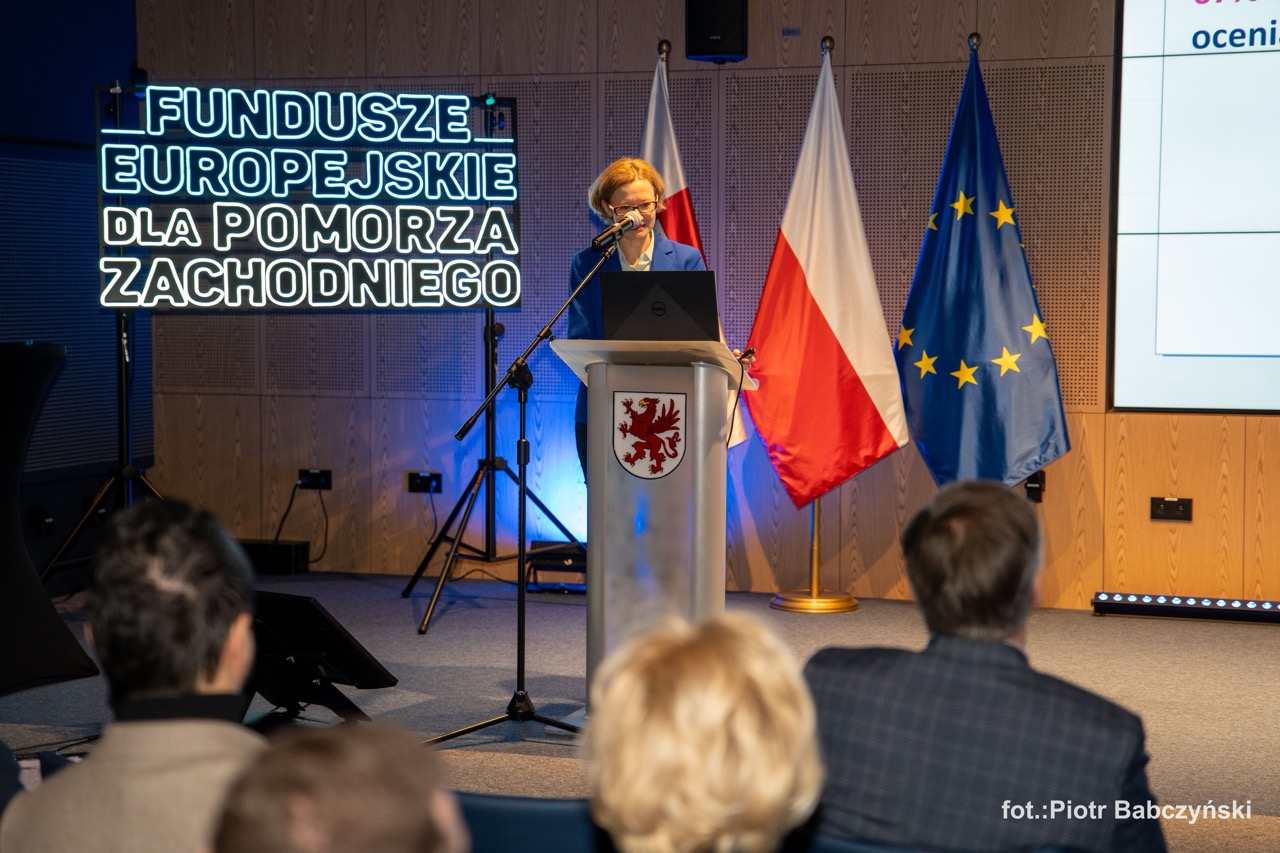 Prelegentka Alicja Defratyka podczas wystąpienia na konferencji BusinessContact6 w Szczecinie.