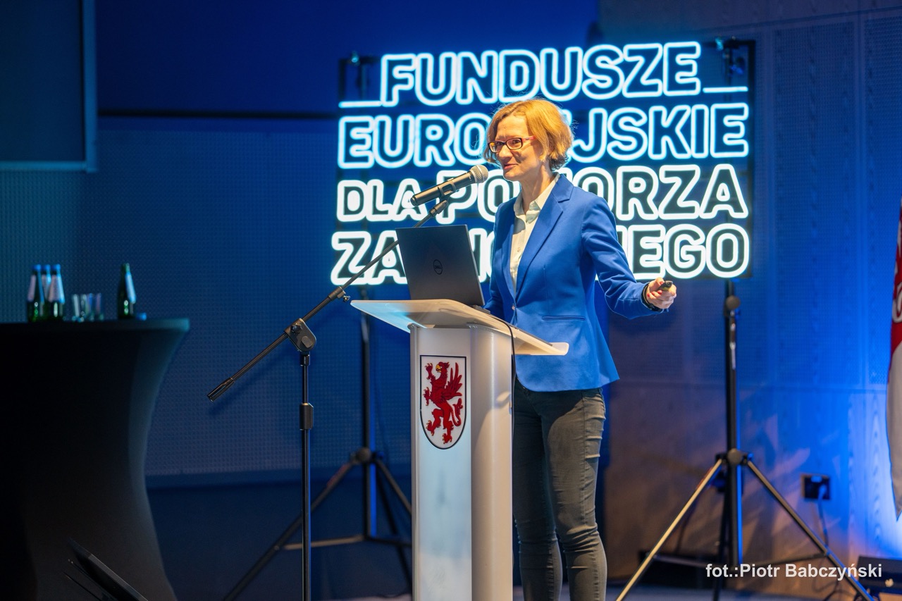 Prelegentka Alicja Defratyka podczas wystąpienia na konferencji BusinessContact6 w Szczecinie.