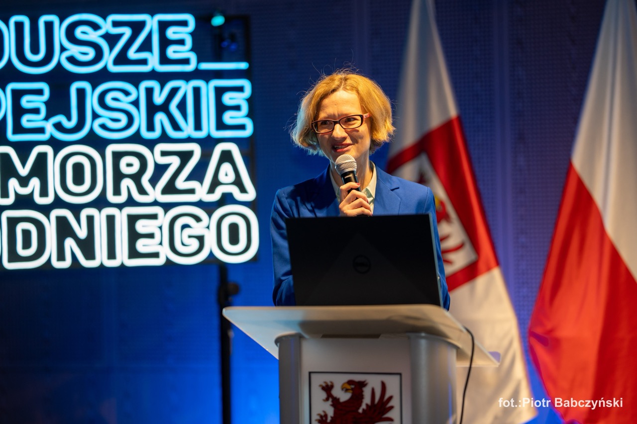 Prelegentka Alicja Defratyka podczas wystąpienia na konferencji BusinessContact6 w Szczecinie.