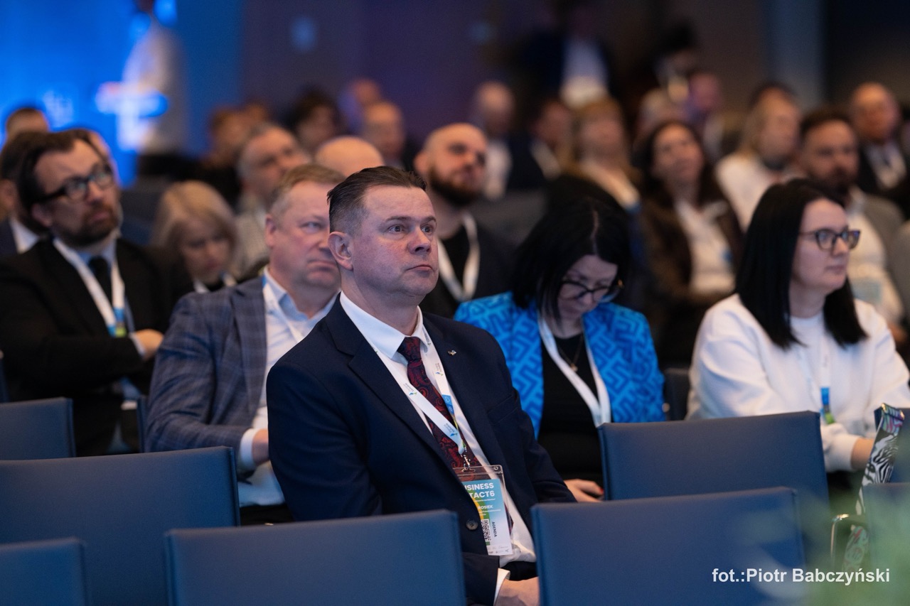 Uczestnicy konferencji BusinessContact6 w Siedzibie Urzędu Marszałkowskiego w Szczecinie, skupieni na prelekcji.