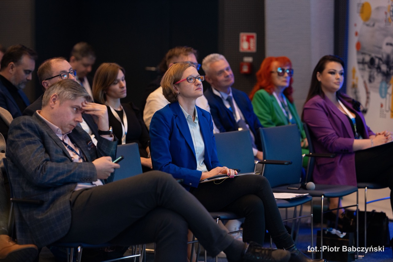 Uczestnicy konferencji BusinessContact6 w Szczecinie, skupieni na prelekcji ekonomistki Alicji Defratyki.
