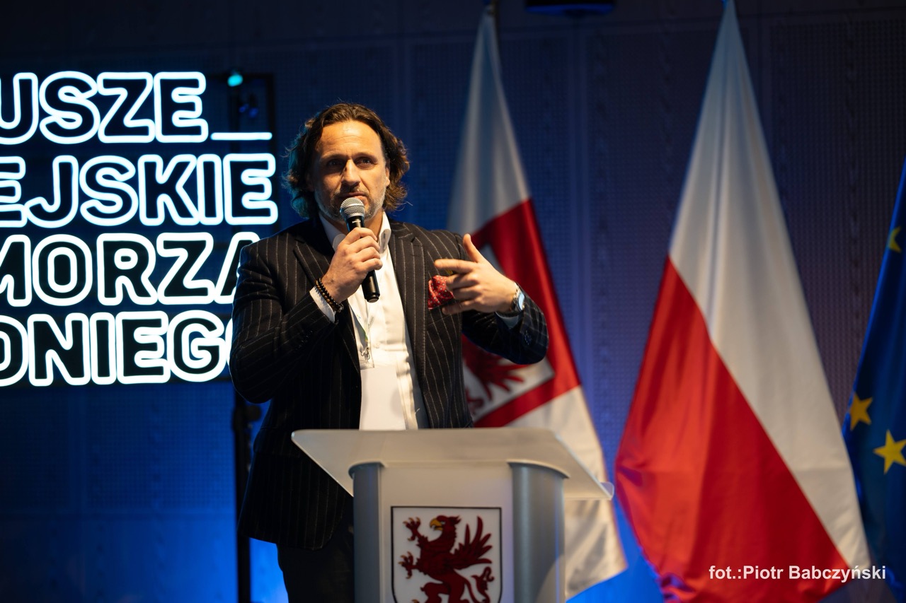 Prelegent na scenie w Siedzibie Urzędu Marszałkowskiego w Szczecinie podczas wydarzenia BusinessContact6.