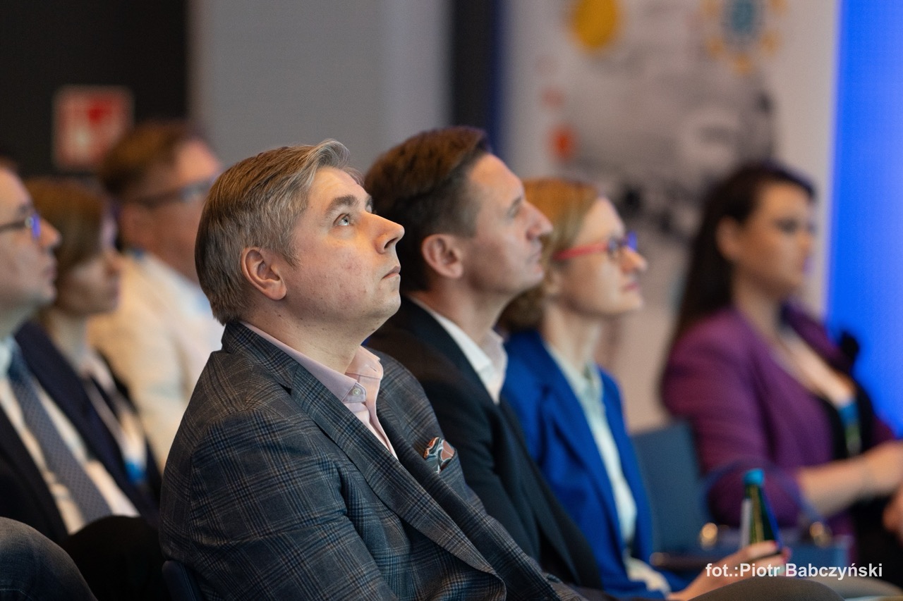 Fotografia eventowa — uczestnicy konferencji BusinessContact6 w Szczecinie, skupieni na prelekcji ekonomistki.