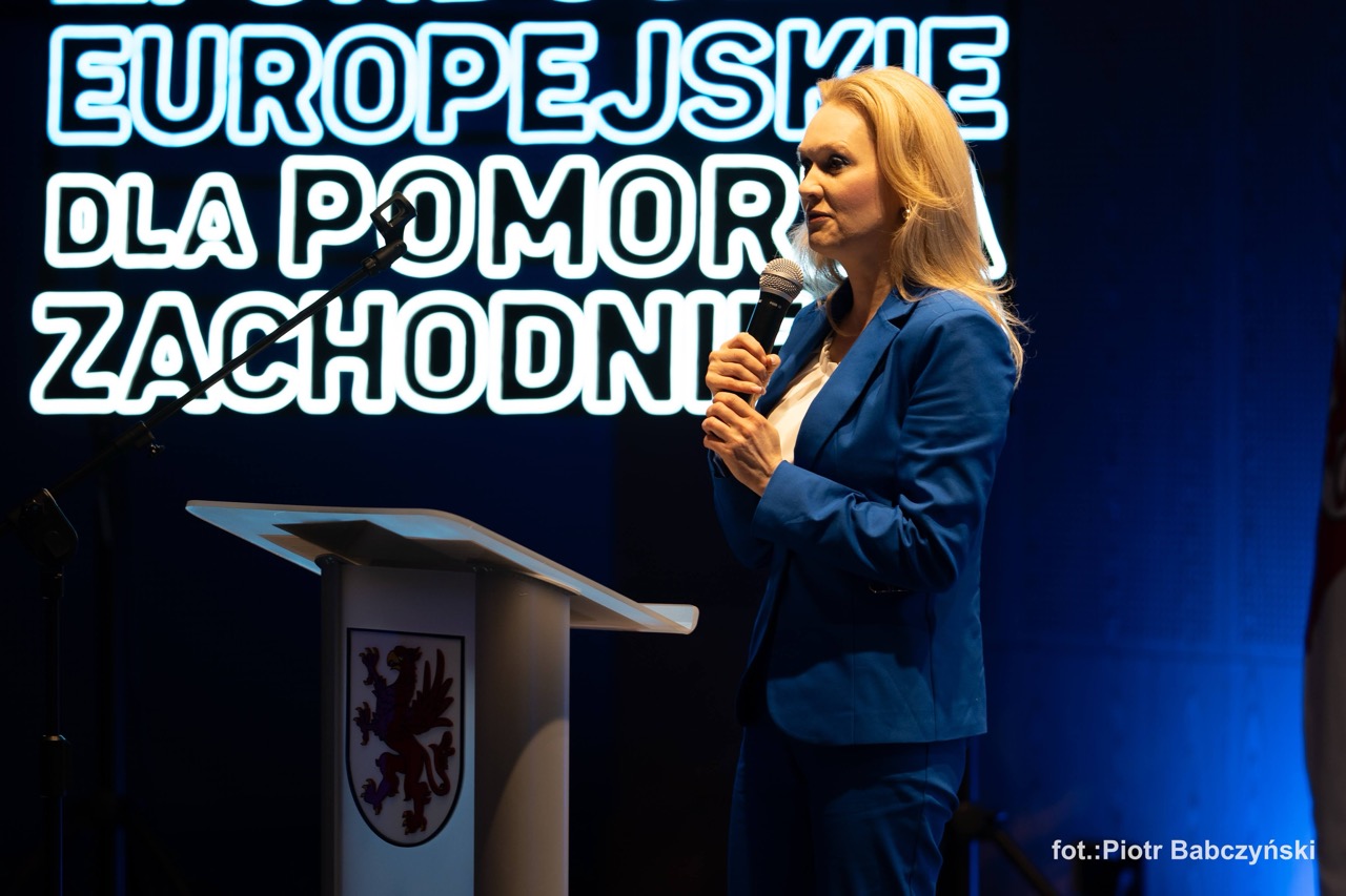 Prelegentka Alicja Defratyka podczas wystąpienia na konferencji BusinessContact6 w Szczecinie.