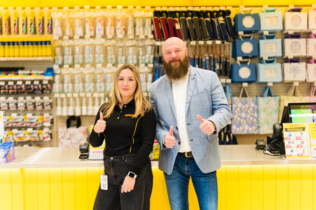 Zespół sklepu MR. D.I.Y w Szczecinie z uśmiechami na tle kolorowej ekspozycji produktów.