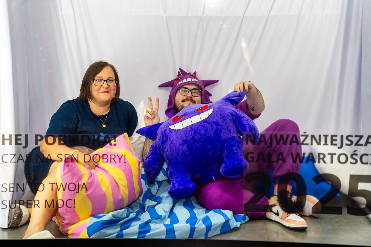 Fotografia korporacyjna z wydarzenia dla IKEA w Szczecinie — uczestnicy w kreatywnych strojach z maskotkami na tle dekoracji.
