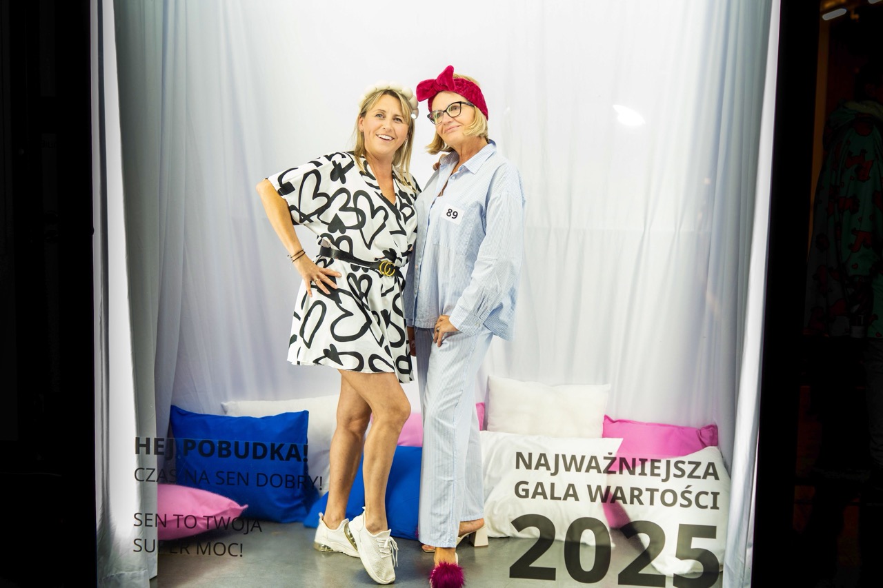 Uczestniczki wydarzenia dla IKEA w Szczecinie pozujące na tle dekoracji z hasłem gali wartości 2025.