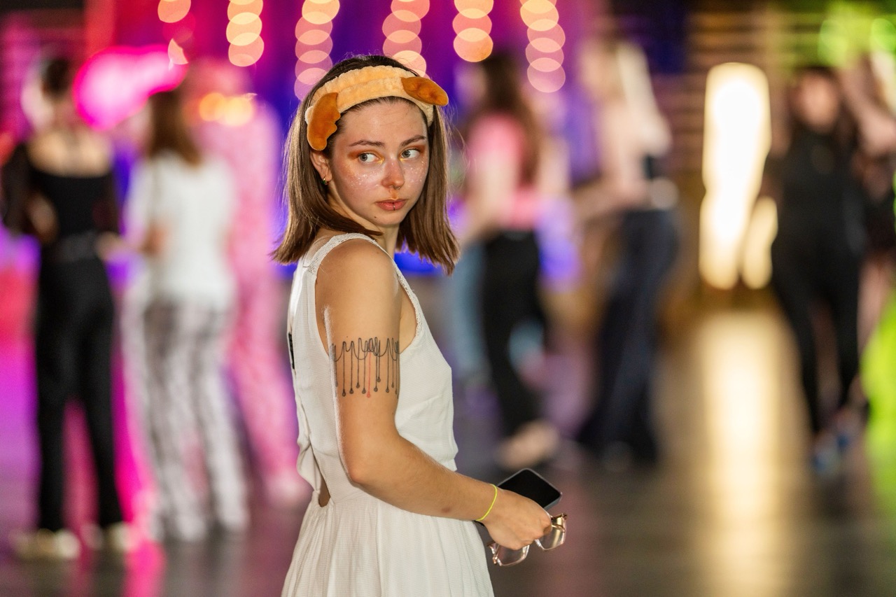 Fotografia korporacyjna z wydarzenia dla IKEA w Szczecinie — uczestniczka w białej sukience z tatuażem i opaską na głowie.