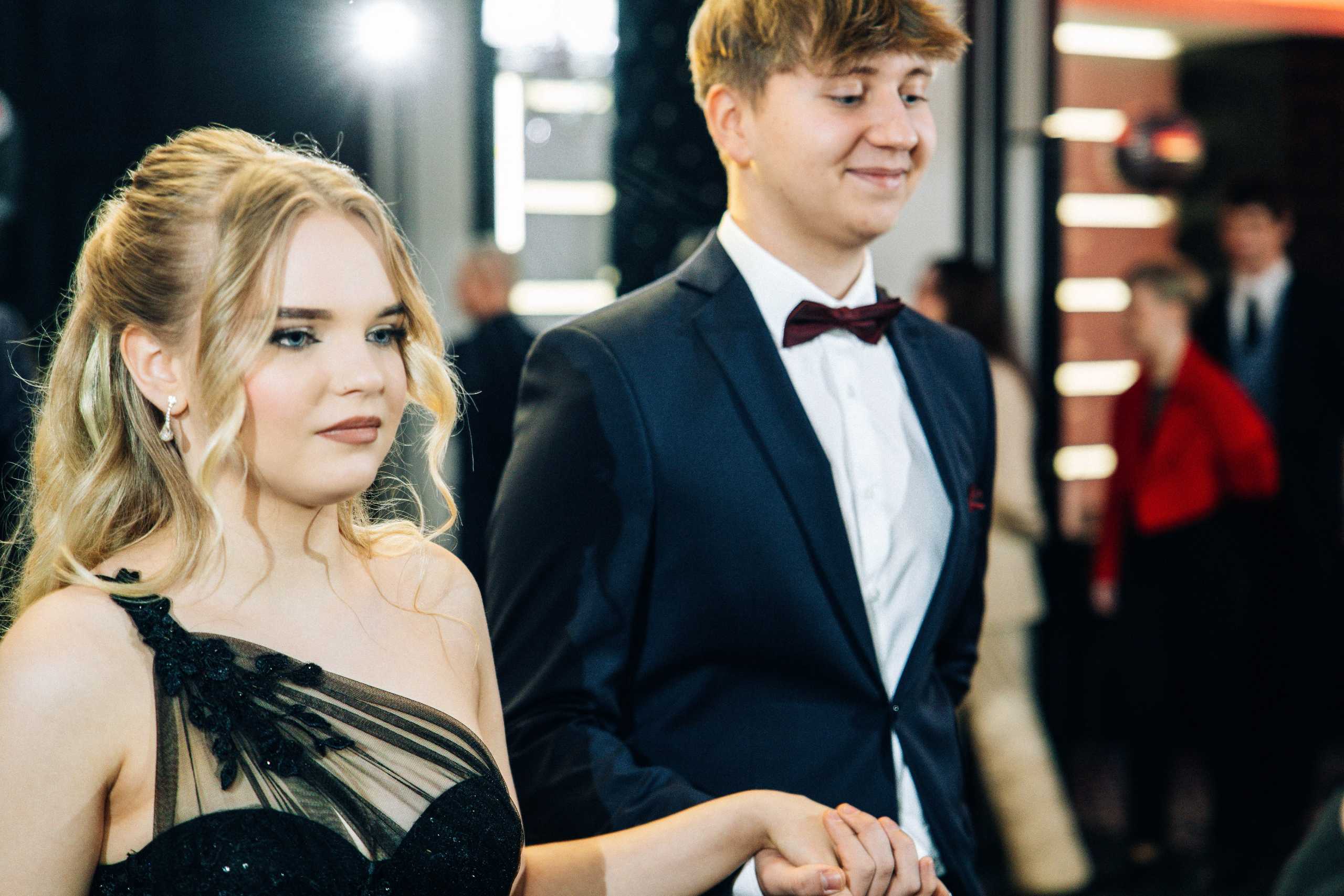 Młoda para w eleganckich strojach podczas studniówki w Hotelu Dana w Szczecinie, uchwycona w tańcu.