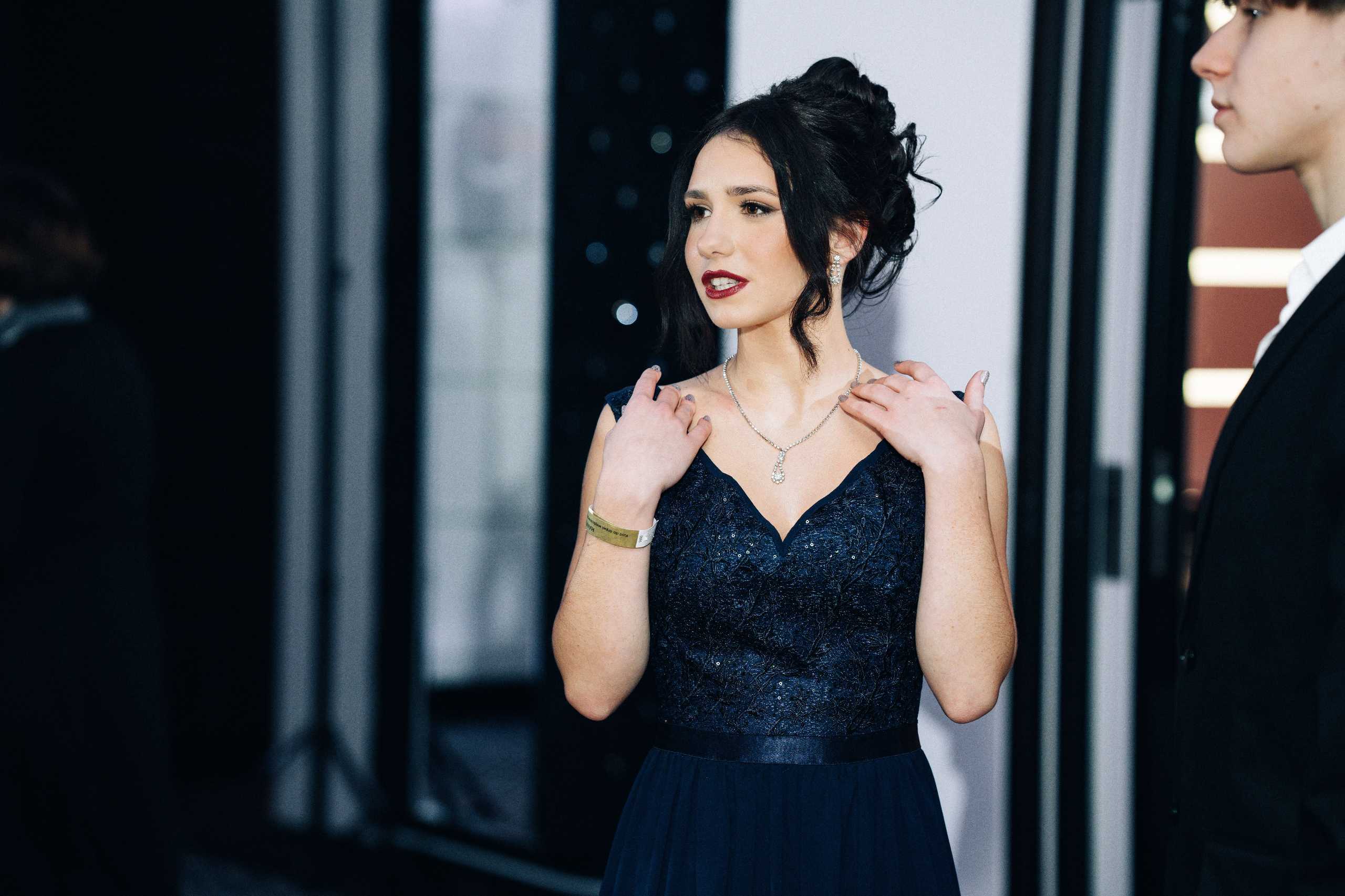 Portret dziewczyny w eleganckiej sukni podczas studniówki w Hotelu Dana w Szczecinie.