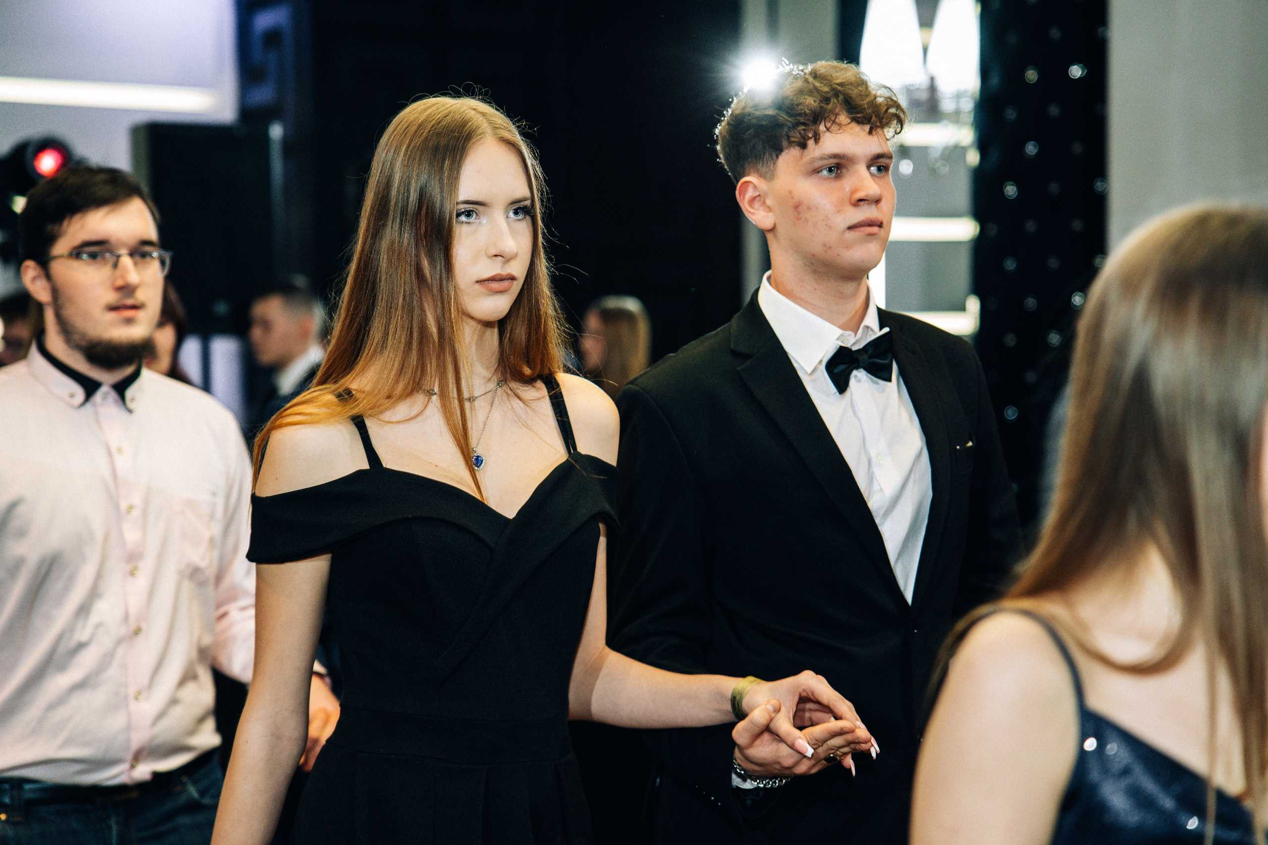 Fotografia studniówkowa w Szczecinie — para młodych ludzi w eleganckich strojach podczas ceremonii tanecznej w Hotelu Dana.
