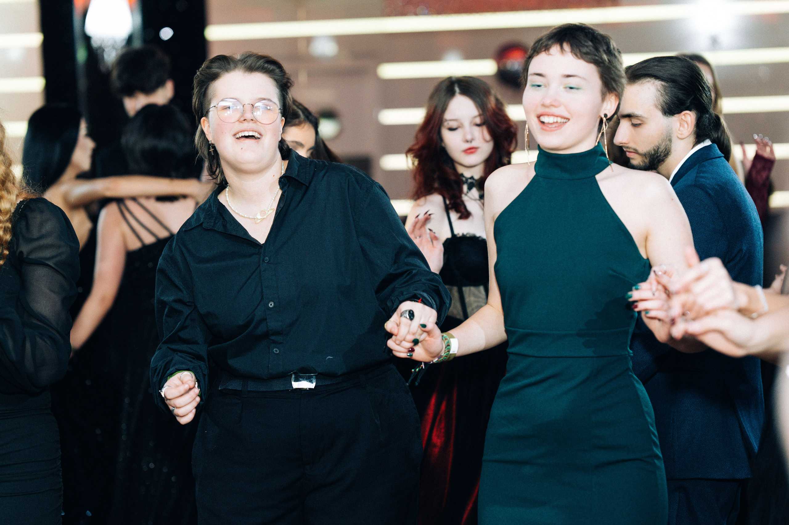 Młode dziewczyny tańczą na studniówce w Hotelu Dana, uwieczniając radość i energię tej wyjątkowej nocy w Szczecinie.