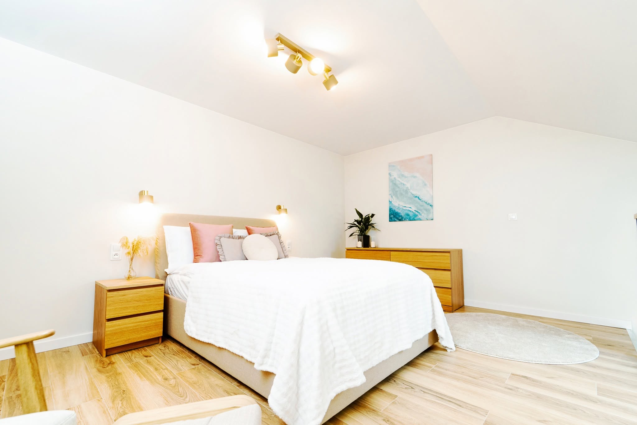 Fotografia wnętrz apartamentu w Niechorzu — przestronna sypialnia z nowoczesnym wystrojem.