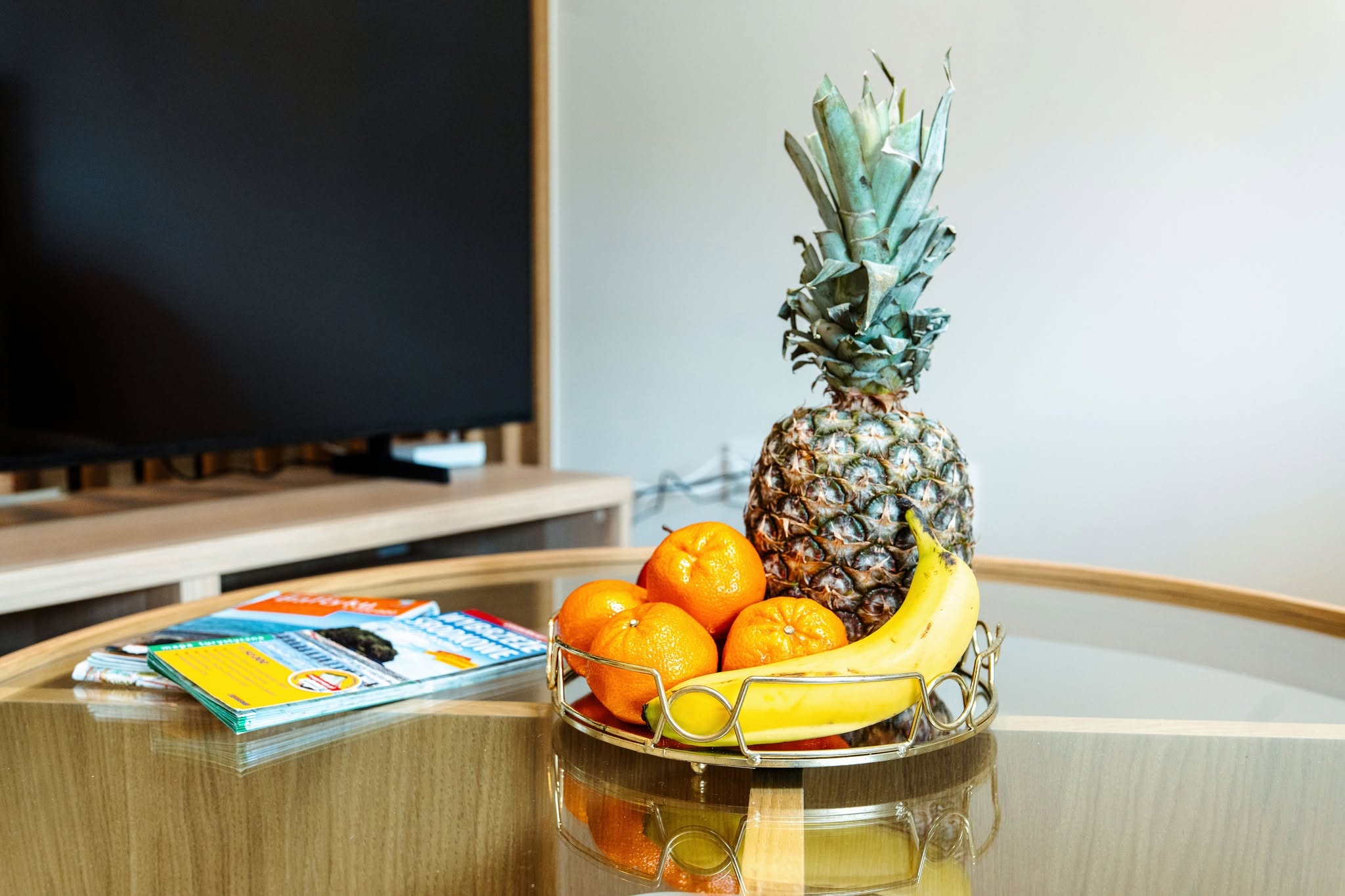 Fotografia wnętrz apartamentu w Niechorzu — detal z owocami na stole w nowoczesnym salonie.